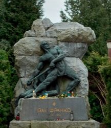 Надгробок Івасюка тричі підпалювали, а Франка поховали в чужому склепі. Екскурсія личаківським цвинтарем