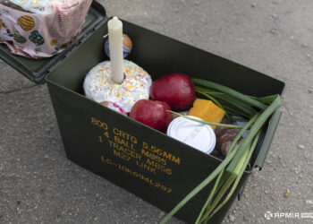 Паски в коробках для набоїв і шоломи замість кошиків