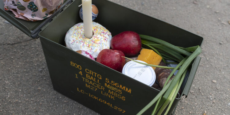 Паски в коробках для набоїв і шоломи замість кошиків