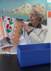 КАЛУСЬКІ ШКОЛЯРІ ПОДАРУВАЛИ УРСУЛІ ФОН ДЕР ЛЯЄН ВИШИТИЙ РУШНИК З ЇЇ ІМЕНЕМ