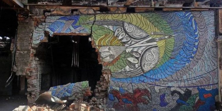 Мозаїку Алли Горської «Боривітер», зруйновану в Маріуполі, відтворили 15 художників