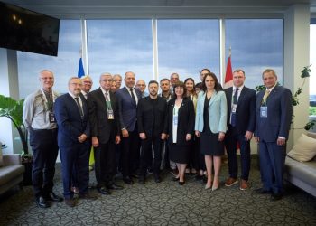 Президент Зеленський зустрівся з лідерами української громади в Калґарі після саміту G7 у Канаді