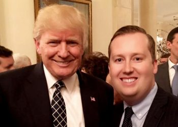 Директора з персоналу Білого дому запідозрили в приховуванні російського походження