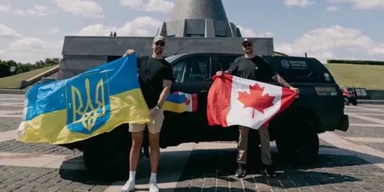 Канадці доставили військову машину в Україну