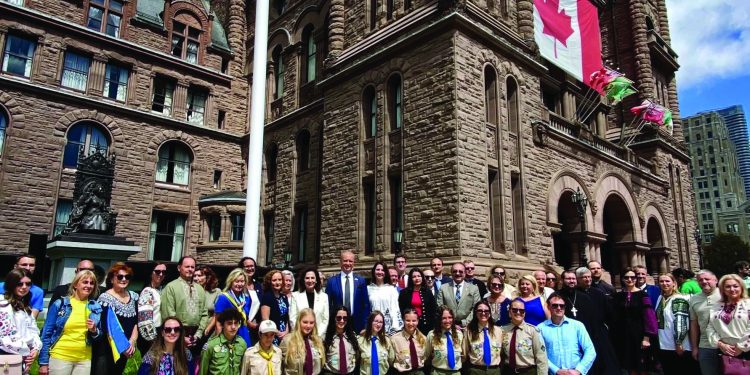 Церемонія підняття Українського Прапора біля онтарійського парламенту