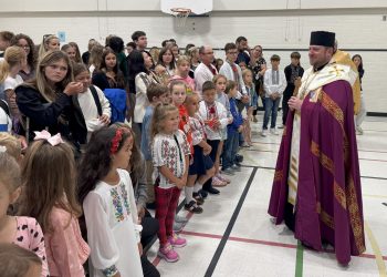 Владика Микола Бичок відвідав українську суботню школу в Торонті