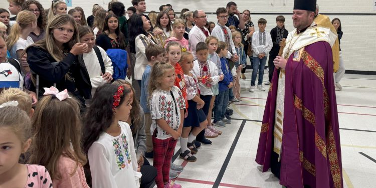 Владика Микола Бичок відвідав українську суботню школу в Торонті