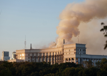 Росія вперше вдарила по будівлі уряду в Києві під час рекордної атаки