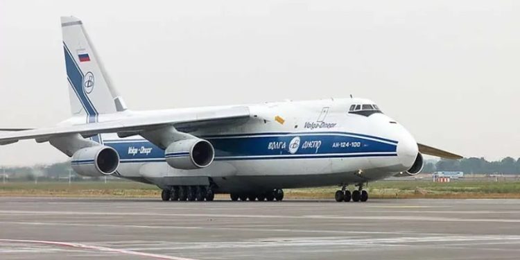 Арештований російський вантажний літак, що стоїть у Торонті, зрушив із місця