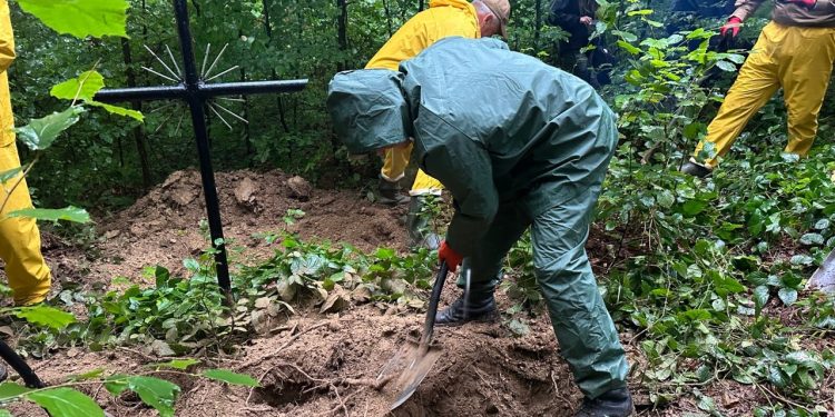 Українська експедиція почала пошуково-ексгумаційні роботи на території Польщі