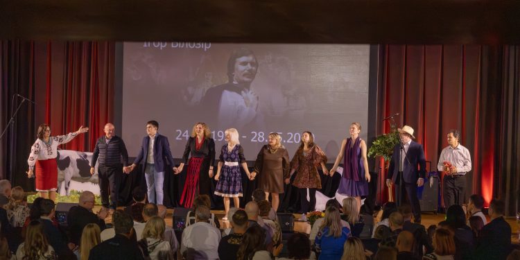 «Автобус» єднає серця: 16-ті Вечорниці ЛУ-oкK у Торонто