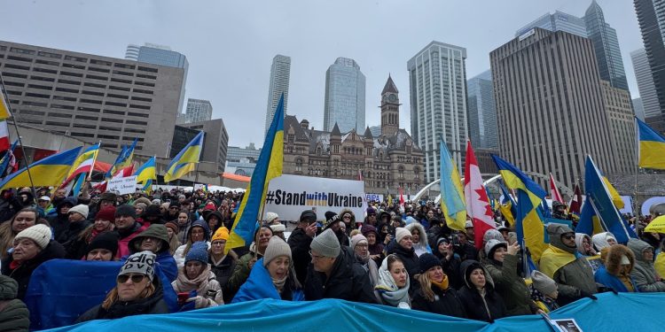 Чотири роки війни: Aкції по всій Канаді відновлюють заклики до дій на підтримку України