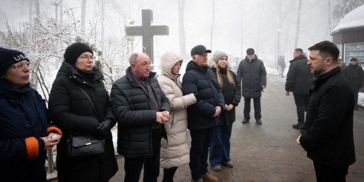 Президент ушанував пам’ять Героїв Крут на Аскольдовій могилі в Києві