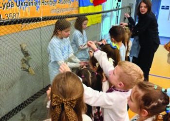 Школярі плетуть вузлики незламної надії для України