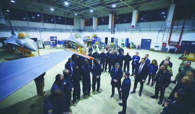 Президент зустрівся з українськими військовими, які навчаються у Європейському тренувальному центрі з підготовки пілотів F-16