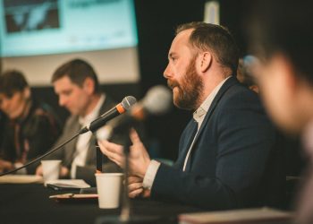 Коли брехня перемагає: лекція Джастіна Лінґа про дезінформацію, страх і боротьбу за реальність