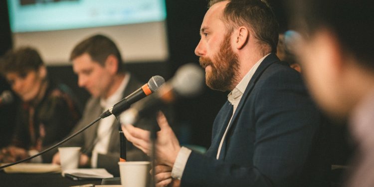 Коли брехня перемагає: лекція Джастіна Лінґа про дезінформацію, страх і боротьбу за реальність