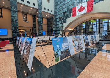 У центрі Міссісаґи представили виставку «Листівки з України»