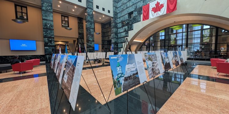 У центрі Міссісаґи представили виставку «Листівки з України»