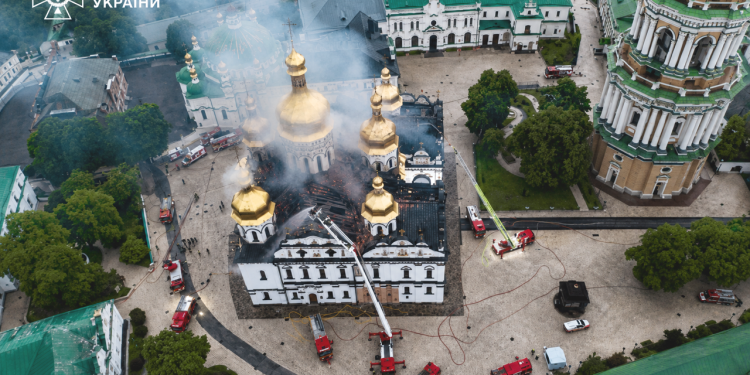 Вогонь над Києво-Печерськoю Лаврою