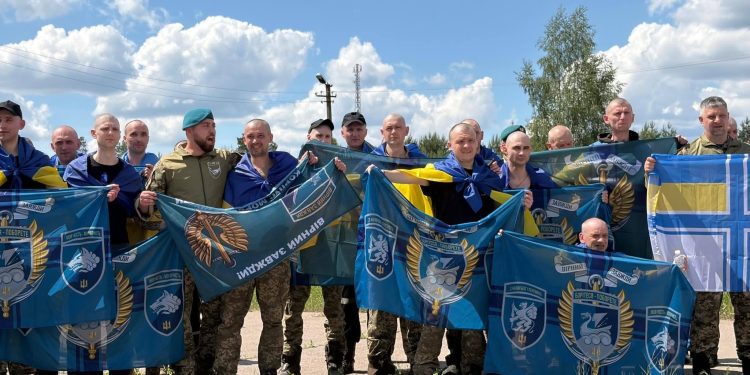 Сльози свободи: 186 українців повернулися з полону після тривалої неволі