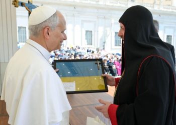 Кардинал Микола Бичок передав Папі Леву XIV подарунки від українського воїна