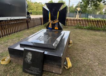 У Зашків на Львівщину привезли надгробок із могили Євгена Коновальця