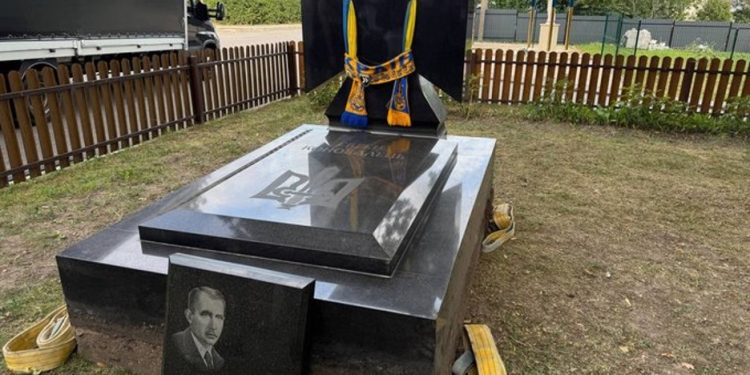 У Зашків на Львівщину привезли надгробок із могили Євгена Коновальця