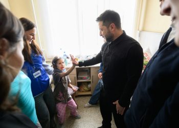 У лікарні Прилук Президент подякував медикам, які допомагають постраждалим після російського удару
