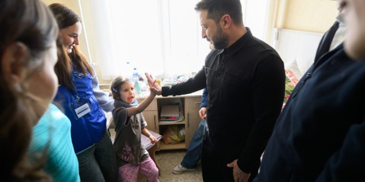 У лікарні Прилук Президент подякував медикам, які допомагають постраждалим після російського удару